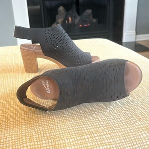 Black dansko 3” platform suede slide sandal with Velcro back strap. Size 40.